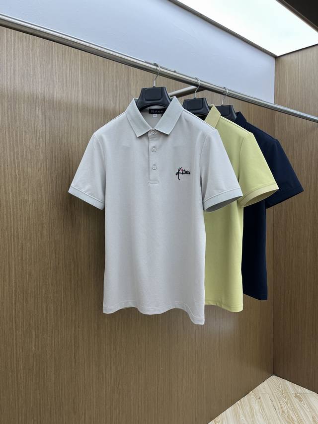 新款 Kiton 2540春夏新款男士短袖Polo衫，品牌最新设计元素！既不单调也不复杂,恰到好处的展现品味！客供顶级定制珠地棉面料！舒适吸汗透气根本不在话下,