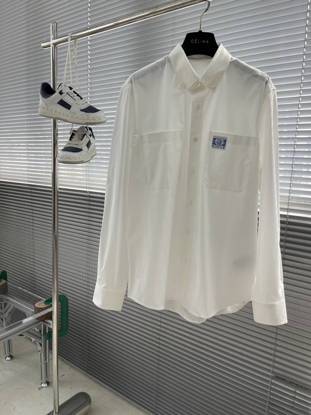 Dio 口袋标识细节长袖衬衫。 明扣款贝壳扣，这款面料带弹力，穿着舒适！尺码:38-42 S-Xxl S码衣长75 胸围99 肩宽44 袖长62.5 M码衣长7