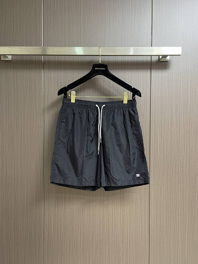 Celine 2025Ss Celine徽标短裤，面料是由尼龙定制而成，弹性好： 尼龙面料具有较高的弹性，能够迅速恢复到原来的形状，这使得尼龙短裤在保持舒适度的