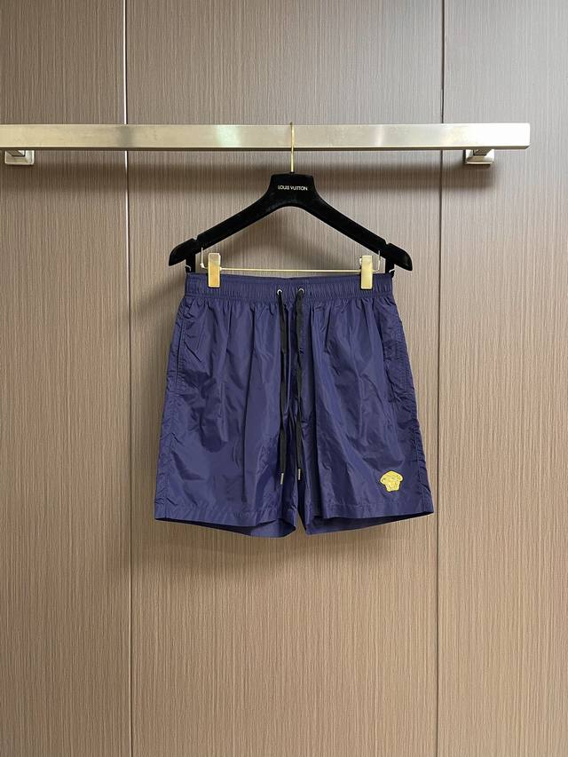 Versace 2025Ss 夏季新款男士休闲短裤，定制速干面料 透气舒适度高，细节无可挑剔，品牌美杜莎元素设计理念，体现高品质。手感细腻柔软！呈现休闲裁剪，上
