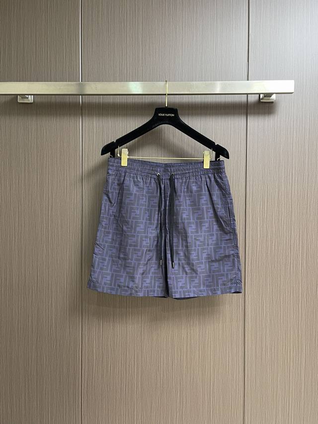 Fendi 双Ff老花满印 Logo标识沙滩短裤，高品质聚酯速干面料、不透不粘腿、特别手感、超级质感 舒适柔软透气 休闲宽松版型 潮流男女同款 短裤。尺码：S-