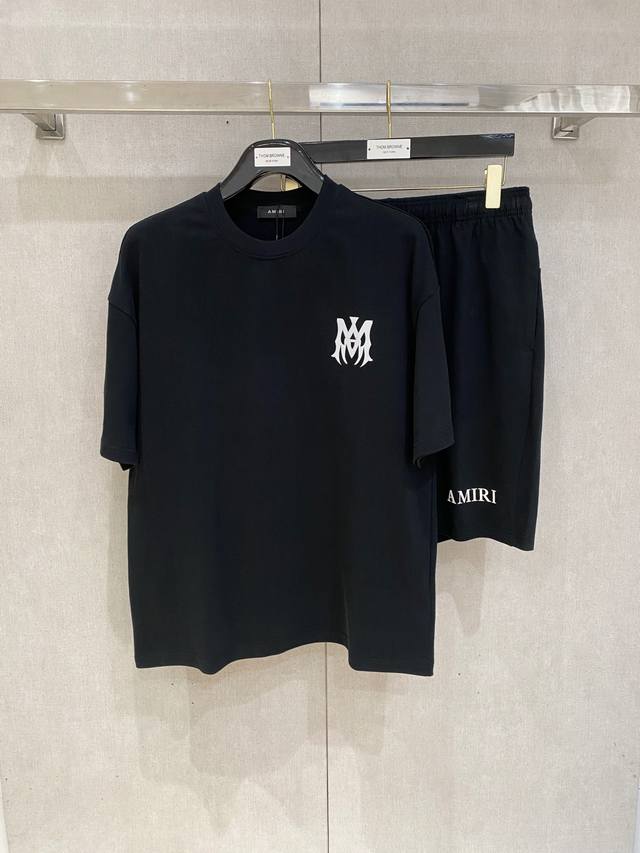 25Ss Amiri 艾米尔 重磅圆领短袖T恤短裤套装，选用 克双纱平织棉面料打造，立体印花工艺。男女同款 码数：S-Xl 颜色：黑，白， 尺码表 上衣 S 胸