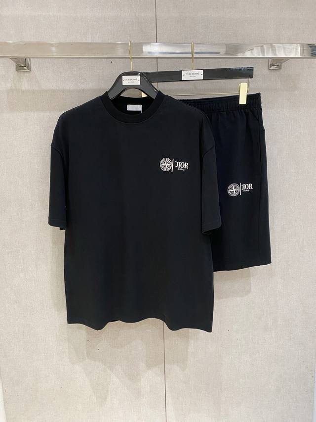 25Ss Dior Homme 迪奥 桀傲 重磅圆领短袖T恤短裤套装，选用 克双纱平织棉面料打造，立体印花工艺。男女同款 码数：S-Xl 颜色：白色 黑色 尺码