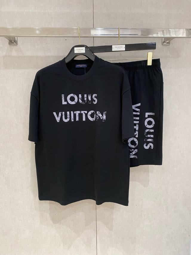 25Ss Louisvuitton 路易威登 重磅圆领短袖T恤短裤套装，选用 克双纱平织棉面料打造、立体印花工艺、男女同款 码数：S-Xl 颜色：黑色 白色 尺