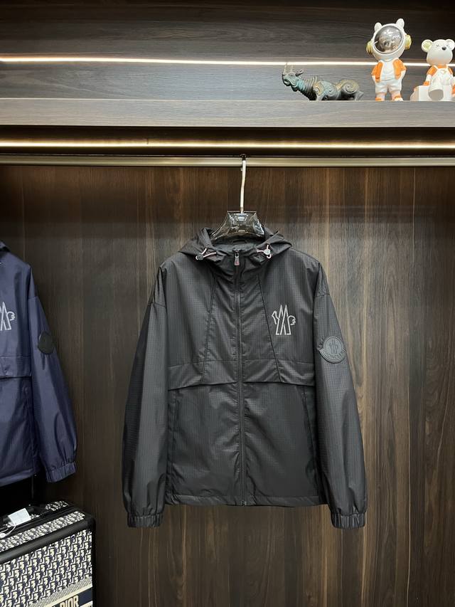 主推 Moncler 2025Ss早秋新款发布蒙口连帽夹克外套，剪刀Logo印花，秋季爆款外套，颗粒绒面料穿上就是舒适自在又显瘦的存在，慵懒而随性，结合干净简单