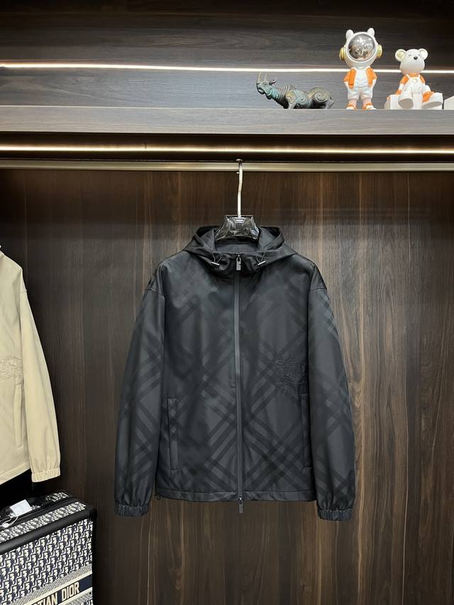 主推Burberry 2025Ss早秋新款发布巴宝莉连帽夹克外套，秋季爆款外套，格子提花战马刺绣款款外套，穿上就是舒适自在又显瘦的存在，慵懒而随性，结合干净简单