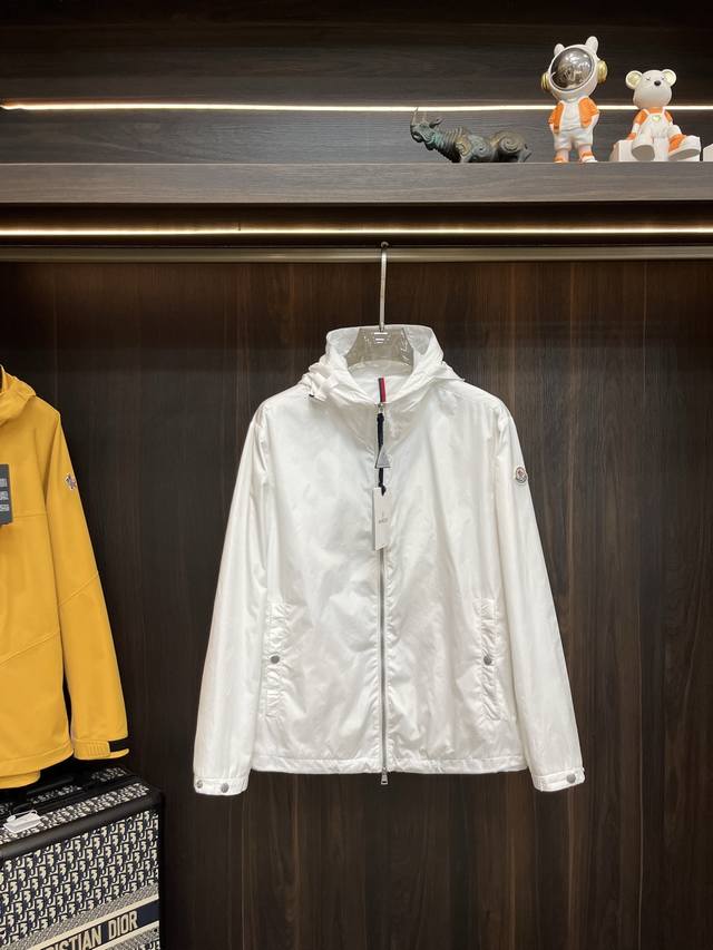 主推 Moncler 2025Ss早秋新款发布蒙口连帽夹克外套，秋季爆款夹薄棉夹克，穿上就是舒适自在又显瘦的存在，慵懒而随性，结合干净简单的色系就特别耐看，适合