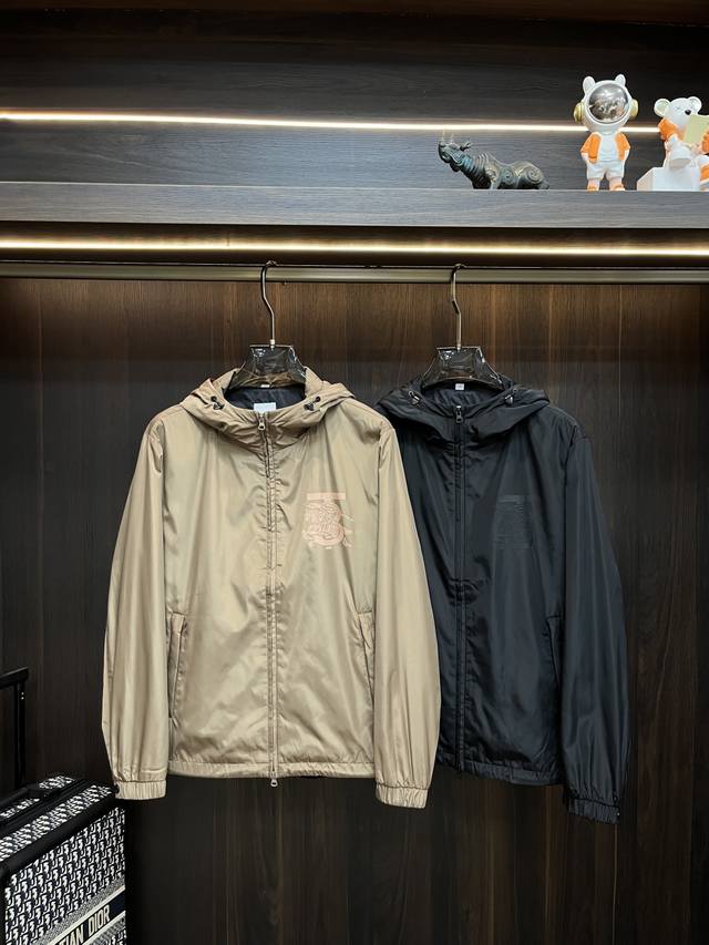 主推 Burberry 2025Ss早秋新款夹克外套秘巴宝莉春款连帽休闲外套！隐藏帽设计最新顶尖官网原单，穿着舒适 质感超强 运动休闲薄款夹克外套！出行必备，穿