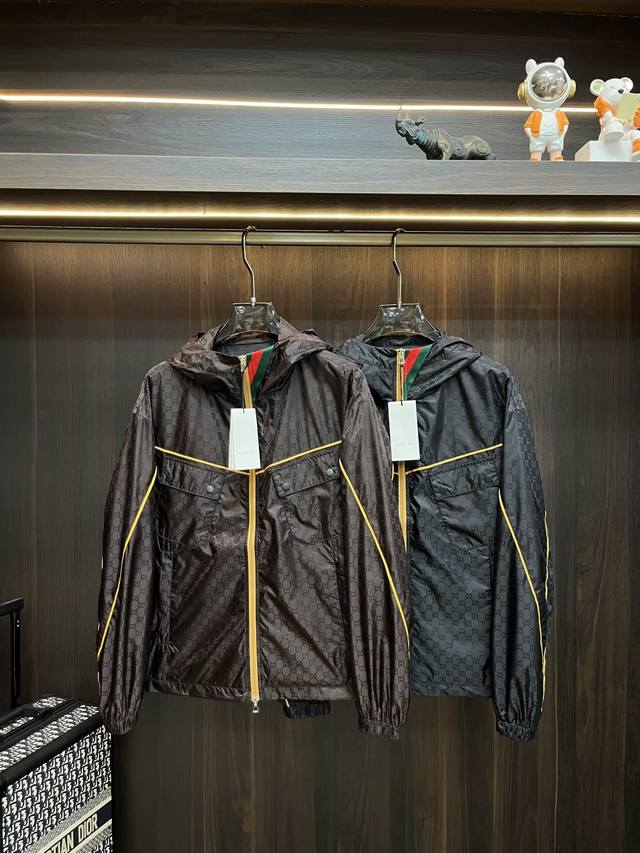 主推 Gucci 2025Ss早秋新款夹克外套秘古驰春款立领休闲外套！隐藏帽设计最新顶尖官网原单，穿着舒适 质感超强 运动休闲薄款夹克外套！出行必备，穿着时间长