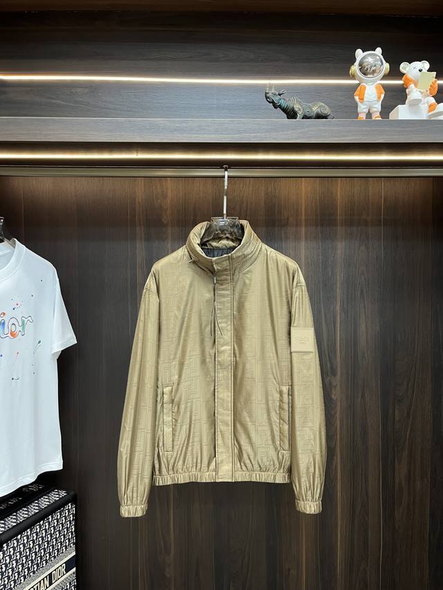 主推 Fendi 2025Ss早秋新款夹克外套秘芬迪春款立领休闲外套！隐藏帽设计最新顶尖官网原单，穿着舒适 质感超强 运动休闲薄款夹克外套！出行必备，穿着时间长