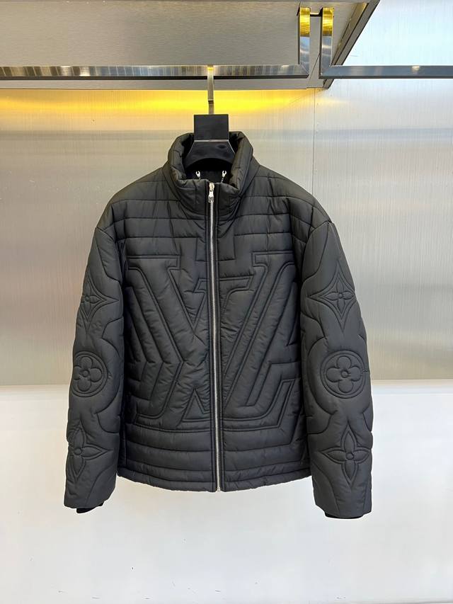 Lv 威登、25Fw男装新款绗缝棉衣夹克外套1Agioo 浅灰防撕绗缝绣标腰部抽绳新款。这款绗缝夹克非常适合秋季穿着，是对纽约遛狗者的致敬之作。这款夹克采用浅灰