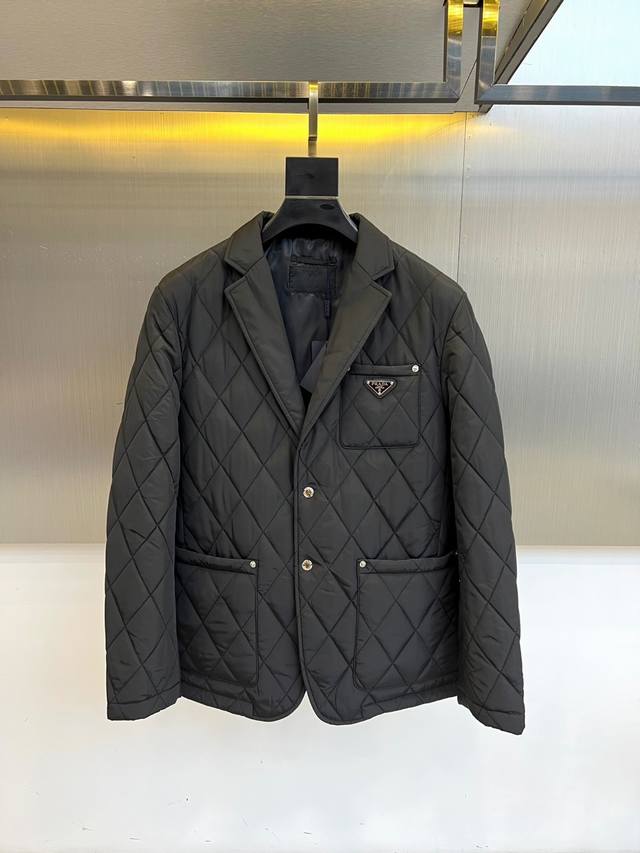Prad普拉、25S秋冬新品卡其菱格棉服｜秋冬高级感叠穿神器 一眼沦陷的设计细节： 卡其色菱格绗缝：立体分区锁温不臃肿，翻领+三粒银扣显瘦 左胸三角徽章：哑光金