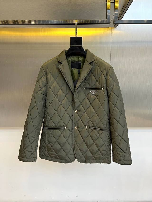 普拉达、25S新品发售墨绿菱格棉服 英伦绅士的冬日铠甲 深邃墨绿色菱格绗缝如苏格兰苔原，三颗黄铜纽扣沿西装领斜向排列，重现Savile Row的黄金比例。左侧暗