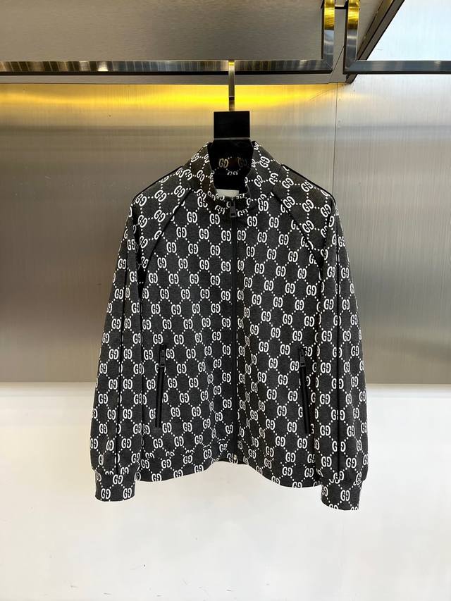 Gu古驰、25S双G印花立领夹克外套 深灰底色铺满白色双G Monogram印花，高级棉质混纺打造挺括廓形。全拉链立领设计搭配双侧拉链口袋，黑色衬里缝制Gucc