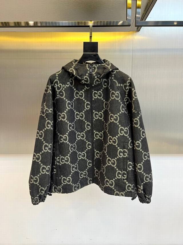 Gucc 古驰、25S双G图腾连帽夹克外套。 深灰底色邂逅浅金双G Monogram，高级棉质混纺打造立体廓形。全拉链设计搭配可调节连帽，袖口束带细节提升机能感