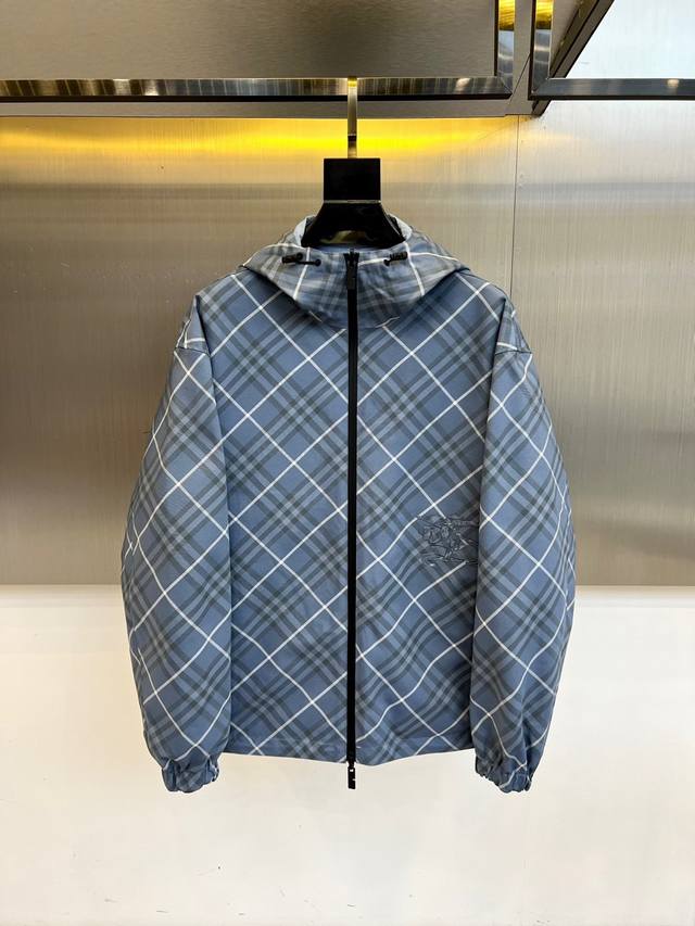 Burberry 双面格纹夹克 一衣双面 格调随心 浅蓝格纹 Vs 纯色双面设计 一面经典浅蓝格纹，演绎英伦优雅；一面简约纯色，打造都市极简。轻量棉质混纺面料，