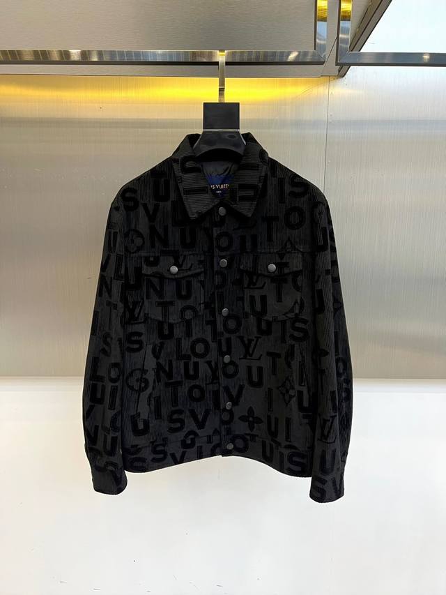 Lv、25S植绒满印连帽夹克外套。采用平纹布立体织绒“Logo”提花面料，由于经纬纱交织点较多，使得平纹布具有较高的坚牢度和耐磨性。平纹布的表面平整，具有较好的