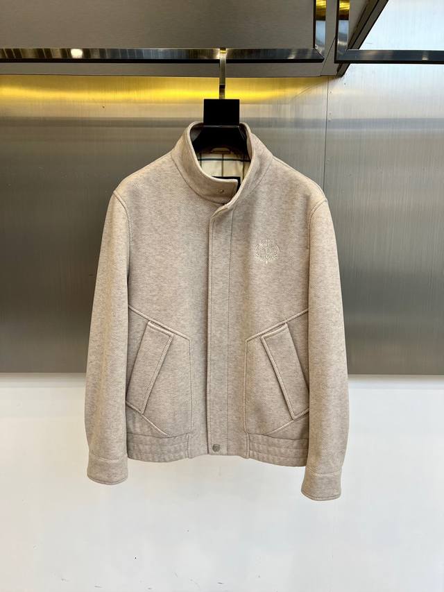 Piana、25Fw 秋冬意大利Lp男装新款翻领刺绣字母老钱新贵商务休闲男士夹克外套。斜纹面料织物密度高，手感丝滑瓷实，极具挺括感，上身可以将身材包裹的很好，着