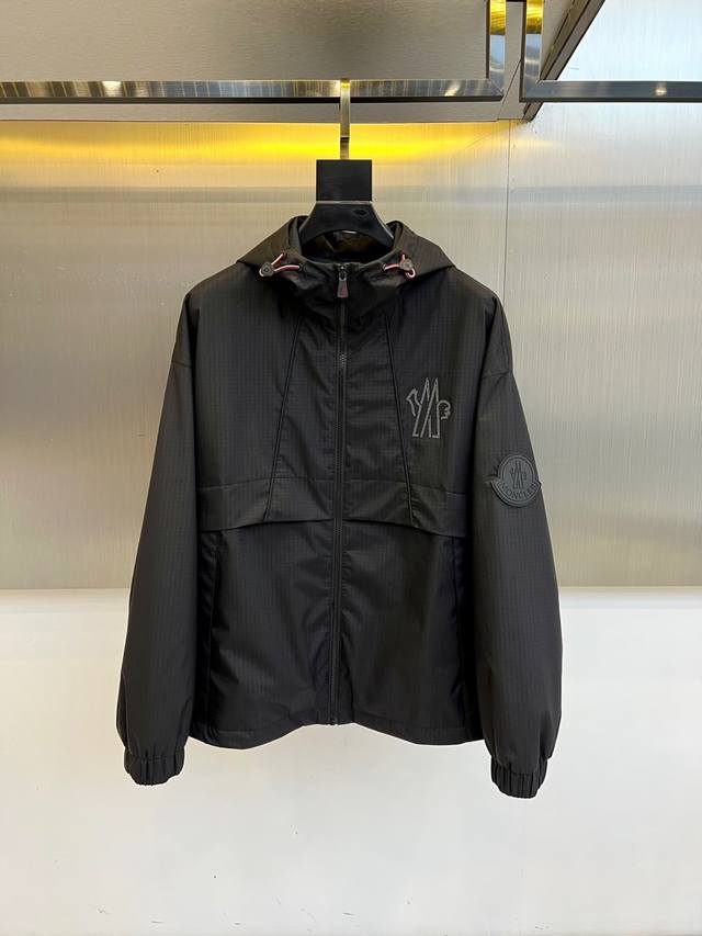 Moncler蒙口、2025秋冬款夹克外套。采用进口环保面料，防撕裂性能效果尤为明显！夹克版型简约大气，轻便舒适，处处精悍的工艺体现品牌独有的特点，左肩品牌独有