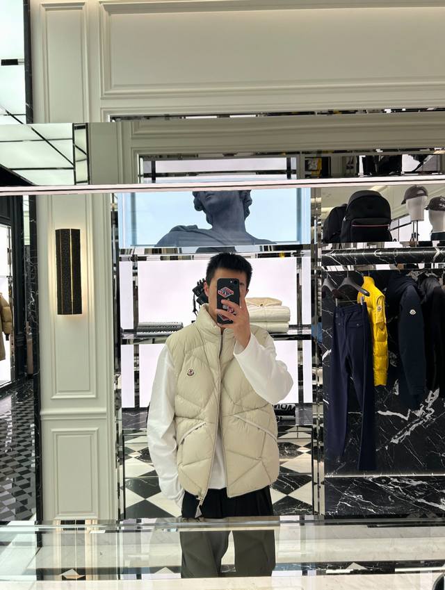 上身效果｜Moncler Vendavel短款羽绒马甲.情侣款.男女上身都好看.Fjx