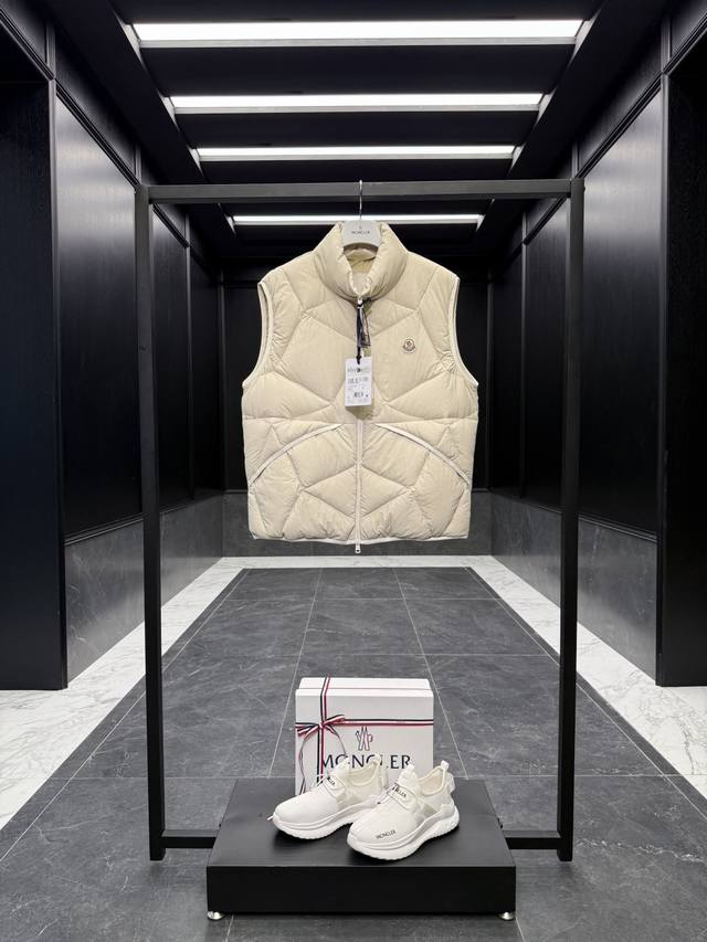 特级羽绒Moncler Vendavel男士短款羽绒马甲.特级95欧规鹅颈绒填充.原厂替换面料.三标条码款号齐全,对应官网一致.吊牌内置Nfc电子感应防伪.支持