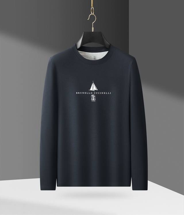 2025秋冬新上款！ 颜色: 藏青色，白色 码数:M.L.Xl.Xxl.Xxxlbrb 经典长袖T恤，以简驭繁，棉感至上。 摒弃冗余设计，回归衣着本真。利落剪裁