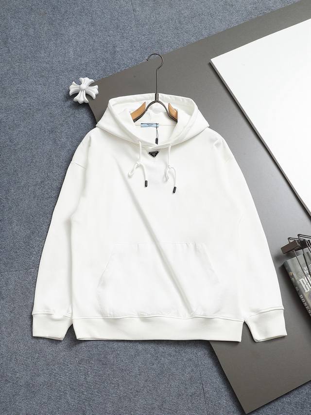 Prada 普拉达 连帽三角标字母 升级，灵感源自八十年代复古 原版面料 官方同款 定制 同缸染面料 手感非常舒服 春夏最新砖柜同步 时尚又个性 超级百搭好看的