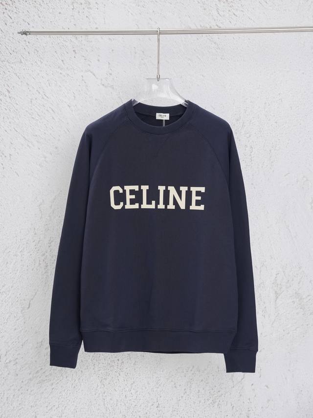 Celine赛琳2025早秋藏青卫衣，极简美学教科书 基础圆领+插肩袖，藏肉又显利落，适配所有身材 重磅字母刺绣，经典Logo 自带气场，低调中藏着高级感 藏青