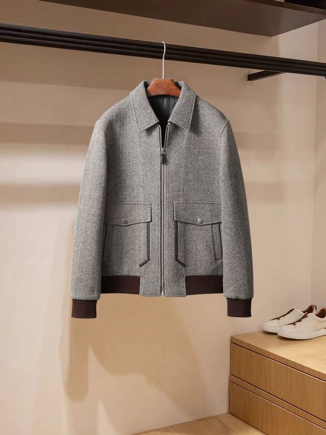 Loro Piana 诺悠翩雅羊毛外套，经典大方时尚，绵羊皮拉链头，整件衣服都是绵羊皮点缀，高贵简洁却不显单调， 码数：M-3Xl 48-56 型号：52080