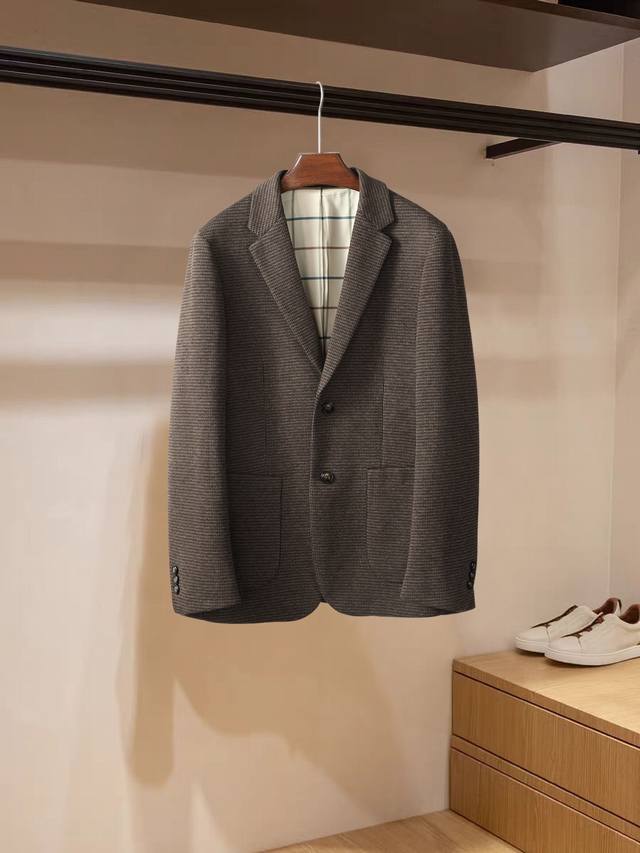 Loro Piana 诺悠翩雅羊毛西装，经典格子内衬显示出时尚感，简洁却不显单调，将生活美学融入到设计之中。Fzl 码数：M-3Xl 48-56 型号：6719