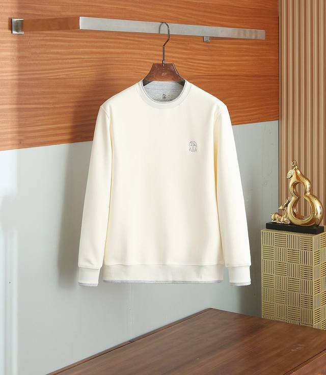 Brun* Cucine*Li老钱新贵 易搭配叠穿撞色男士休闲套头卫衣 喜欢极简设计 强烈推荐 看似简约的设计 细节上下足功夫 胸口标志刺绣点缀 领口下摆撞色点
