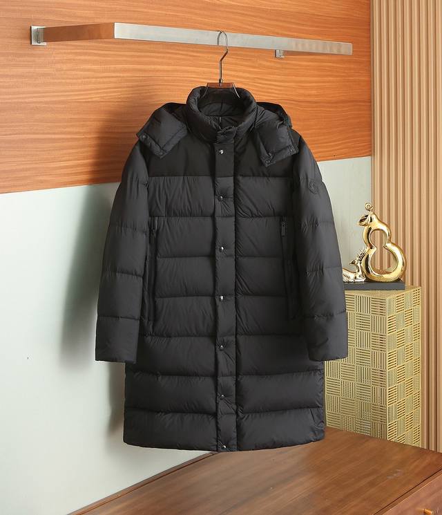 羽绒 蒙口Moncler 2025秋冬新款羽绒蒙口新款连帽设计羽绒服外套，长款羽绒服选用亮泽尼龙面料打造，胸前经典印花设计Logo，充盈填充舒适的鹅绒，欧美时尚