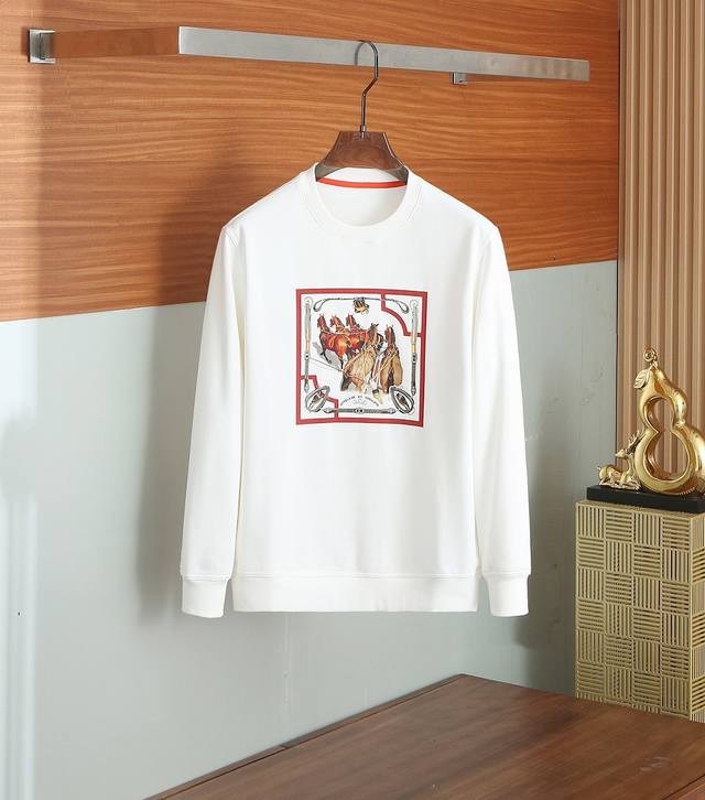 H*Mes2025早秋新品，最新经典战马油画图形设计 男士套头休闲卫衣 很有复古时尚感的战马主图设计 以彩拔印花的工艺来呈现 ，舒适而没有闷湿感 图型时尚而有亮
