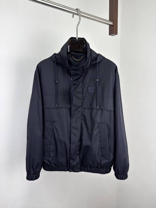 Lv2025秋冬新品连帽风衣，这件 Louis Vuitton 风衣，让你轻松应对各种场合！ 经典设计 + 实用黑科技，穿上它，秒变都市时尚 Icon 防水面料