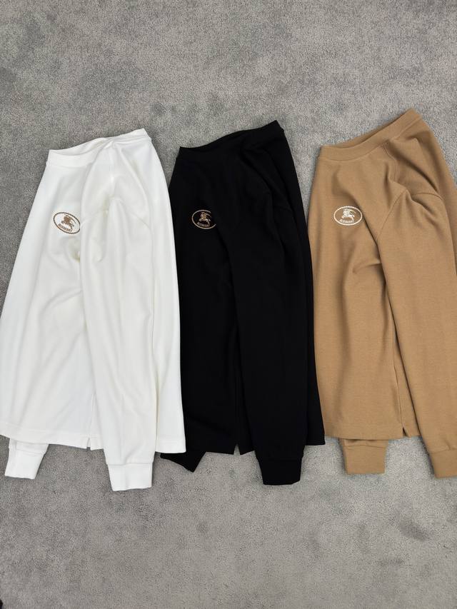 Burberry25秋冬新品，骑士印章加绒长袖T恤衫 经典徽标与英伦风骨的隽永诠释。 细节臻至：高定加绒材质 触感轻盈柔软，兼具透气性与弹性特质，采用精准修身版