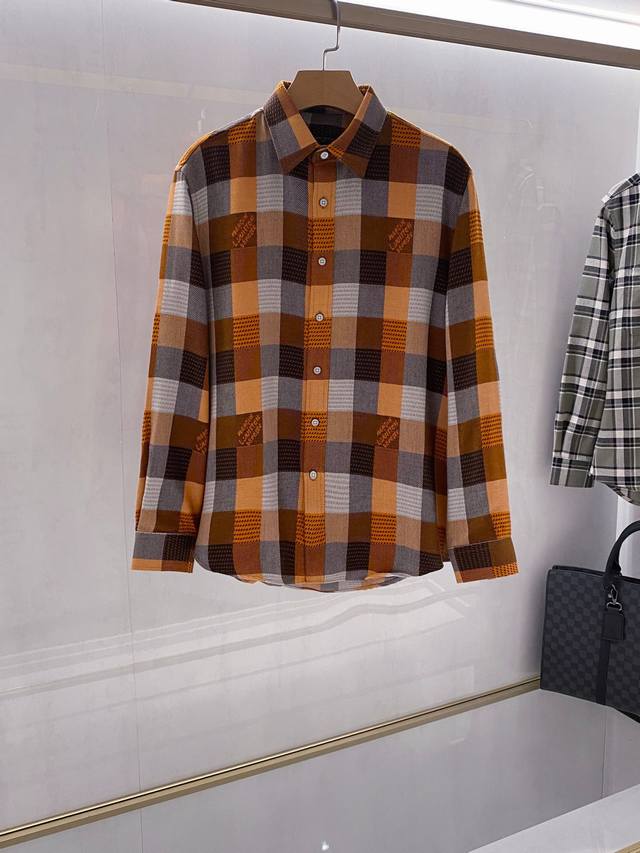 典藏臻品 L路易*登家族男士休闲羊毛磨毛款外套衬衫款，25年秋冬爆款新衣，香港洋行渠道货，明星级人气限量单品，专柜同款！ 在此次格子外套款衬衫的设计之中，色彩以
