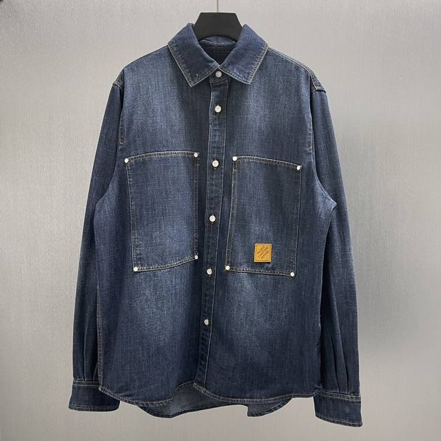 Lu 丹宁牛仔长袖衬衫 Size : S-Xl 本款工装村衫采用棉质丹宁布塑造宽松廓形，以日晒褪色效果亮相2025 春夏秀场。左侧胸袋点缀 Marque Lvu