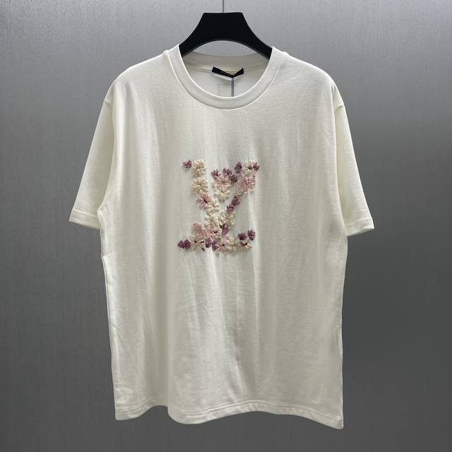 Lu 丝巾樱花Logo白T Size : S-Xl 本款棉质了恤延续Pharrellwiliams与Nigo于2025秋冬秀场倾注的创意美学，为闲雅设计注入夏日