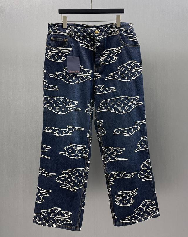 Lu 云朵滑板牛仔裤 Size: S-Xl 本款水洗滑板牛仔褲出自 Pharrellwilliams 与 Nigo 眹袂打造的2025 秋冬系列，以 Monog