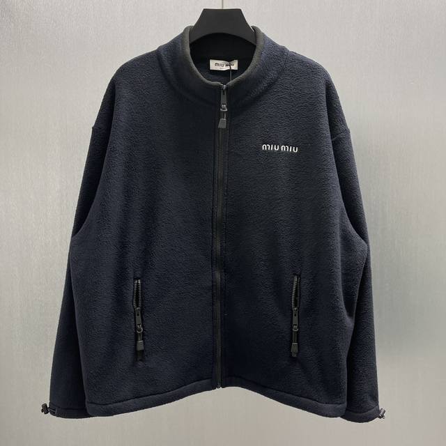 Muumuu 黑色摇粒绒外套 Size : S-Xl 这次Miu Miu 24秋冬新品算是把摇粒绒风格给玩明白 了，这件交色的外套上身真的挺舒服的，袖口和下摆也