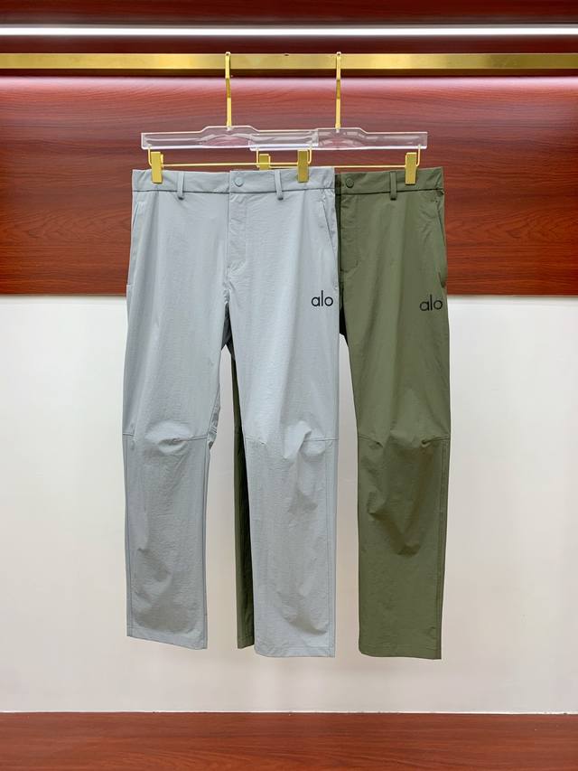 Alo春夏25Ss休闲裤金典再次出现，原单订制高品质时尚休闲裤。超级百搭款。独家定制面料，挺阔有型，贴身舒适。原版定制专柜最新五金辅料。超靓版型、上身显腿修长，