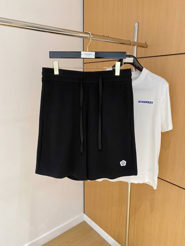 Kenzo2025春夏新款休闲短裤！官网同步发售。定制品牌经典Logo，定制面料，舒适度极好，手触感强烈。辨识度极高，完美品相工艺。 尺码：S-Xl
