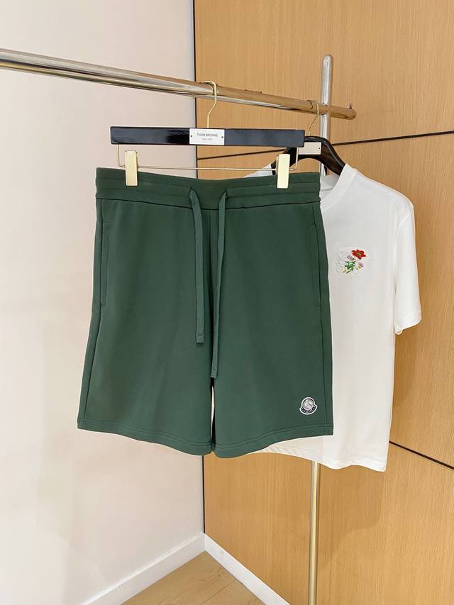 蒙口2025春夏新款休闲短裤！官网同步发售。定制品牌经典Logo，定制面料，舒适度极好，手触感强烈。辨识度极高，完美品相工艺。 尺码：S-Xl