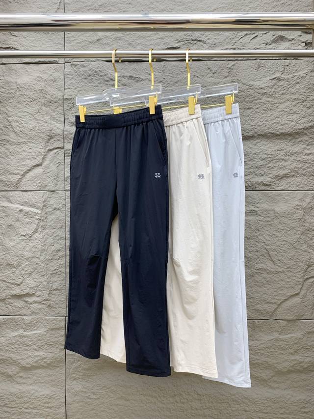 克隆春夏25Ss休闲裤金典再次出现，原单订制高品质时尚休闲裤。超级百搭款。独家定制面料，挺阔有型，贴身舒适。原版定制专柜最新五金辅料。超靓版型、上身显腿修长，內