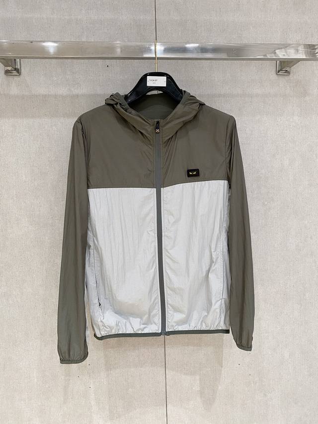 芬迪 2025春夏新款男士防晒服轻薄外套，独特订制防晒科技面料，结合凉感涂层体感清凉不闷热，出汗后速干，适合夏季户外活动。 轻量透气，舒适度高，超轻便携，可折叠