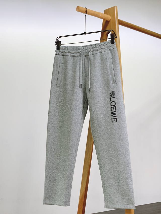Loewe 罗意威 2025Fw早秋新品 时尚抽绳休闲裤 时尚系列，独特设计，抽绳休闲长裤 订纱开始订染和订纺。 国内某大厂出口日本 和供应几大顶级品牌的面料。