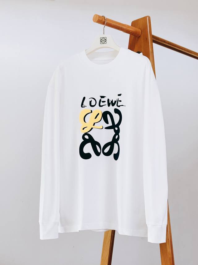 Loewe 罗意威 2025Fw早秋新品 休闲套头打底衫。胸前标识是发泡印花 + 立体植绒的双重工艺！发泡让图案有 微浮雕 的起伏感，植绒又添一层软糯绒面，手摸