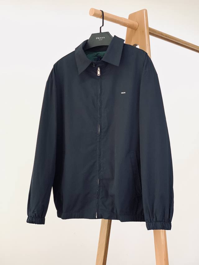 Prada 普拉达 2025Fw早秋新品 棉质翻领夹克 低调奢华的意式风尚 甄选优质棉质面料，手感柔软且亲肤，穿着舒适度拉满 。扎实的织法让外套挺括有型，不易变