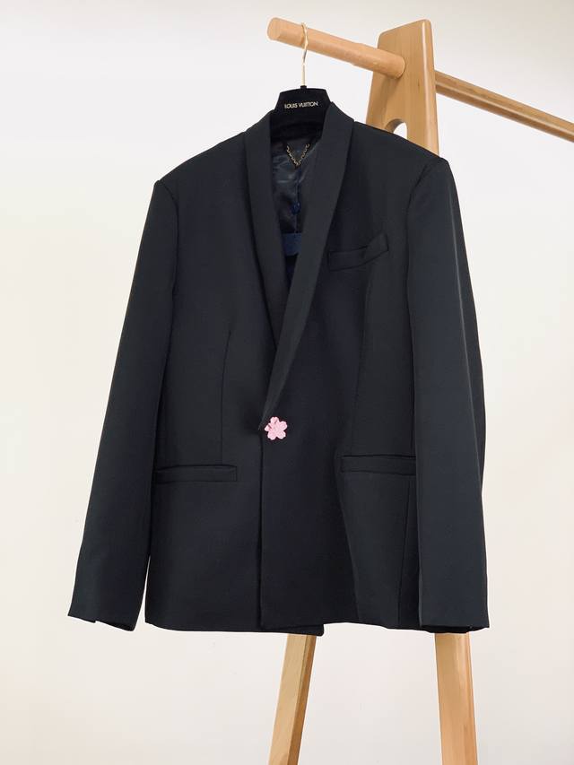 Louisvuitton 路易威登 王嘉尔同款 花朵西服 经典的西服轮廓，线条流畅且利落，完美修饰身形 ，无论是商务洽谈还是时尚出街都能轻松驾驭。微微宽松的剪裁