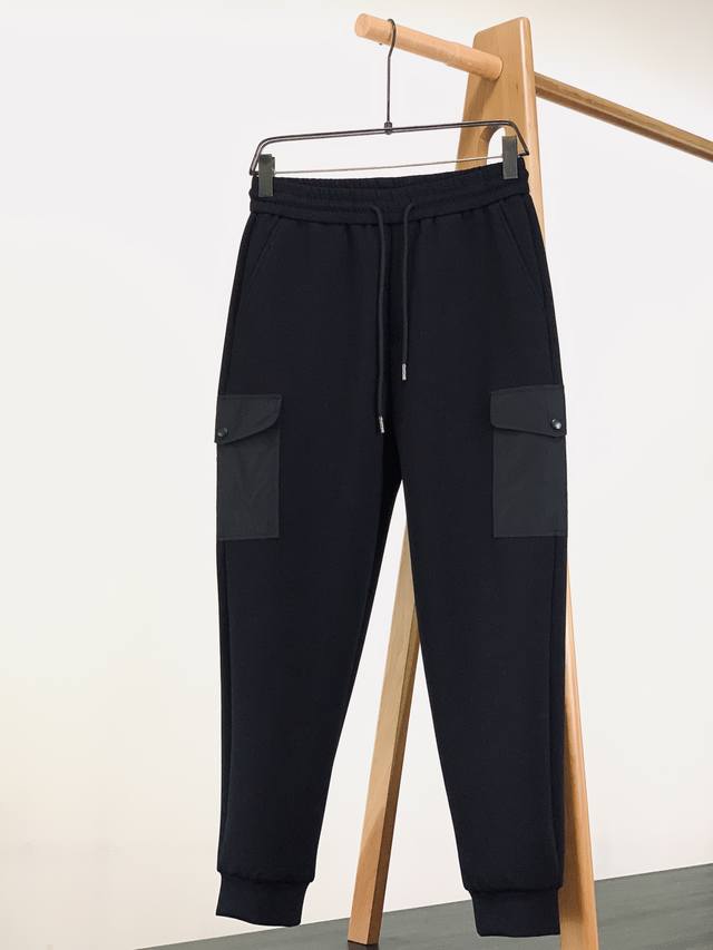 Prada 普拉达 2025Fw早秋新品 复古工装休闲裤，双层针织，定制的面料，客供五金辅料～四季中不可缺少的必备单品，在日常穿搭中，合理的卫裤穿搭，即休闲又舒